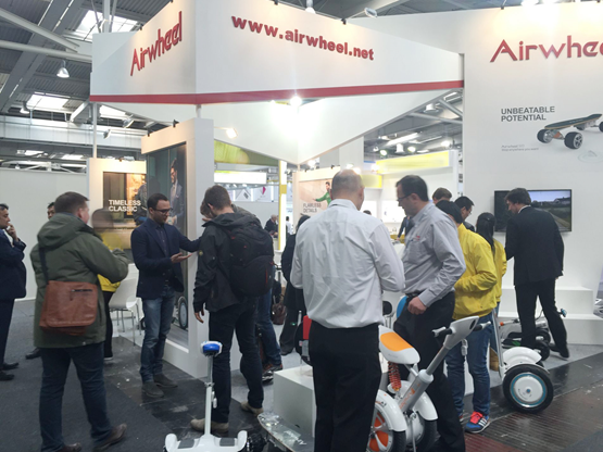 全球智能Airwheel機(jī)器人登陸德國CeBIT大展(圖1) 全球智能Airwheel機(jī)器人登陸德國CeBIT大展(圖1)