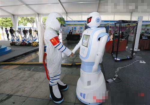 “莞馬”博覽會(huì)創(chuàng)意科技看機(jī)器人表演 與機(jī)器人(圖2) “莞馬”博覽會(huì)創(chuàng)意科技看機(jī)器人表演 與機(jī)器人(圖2)