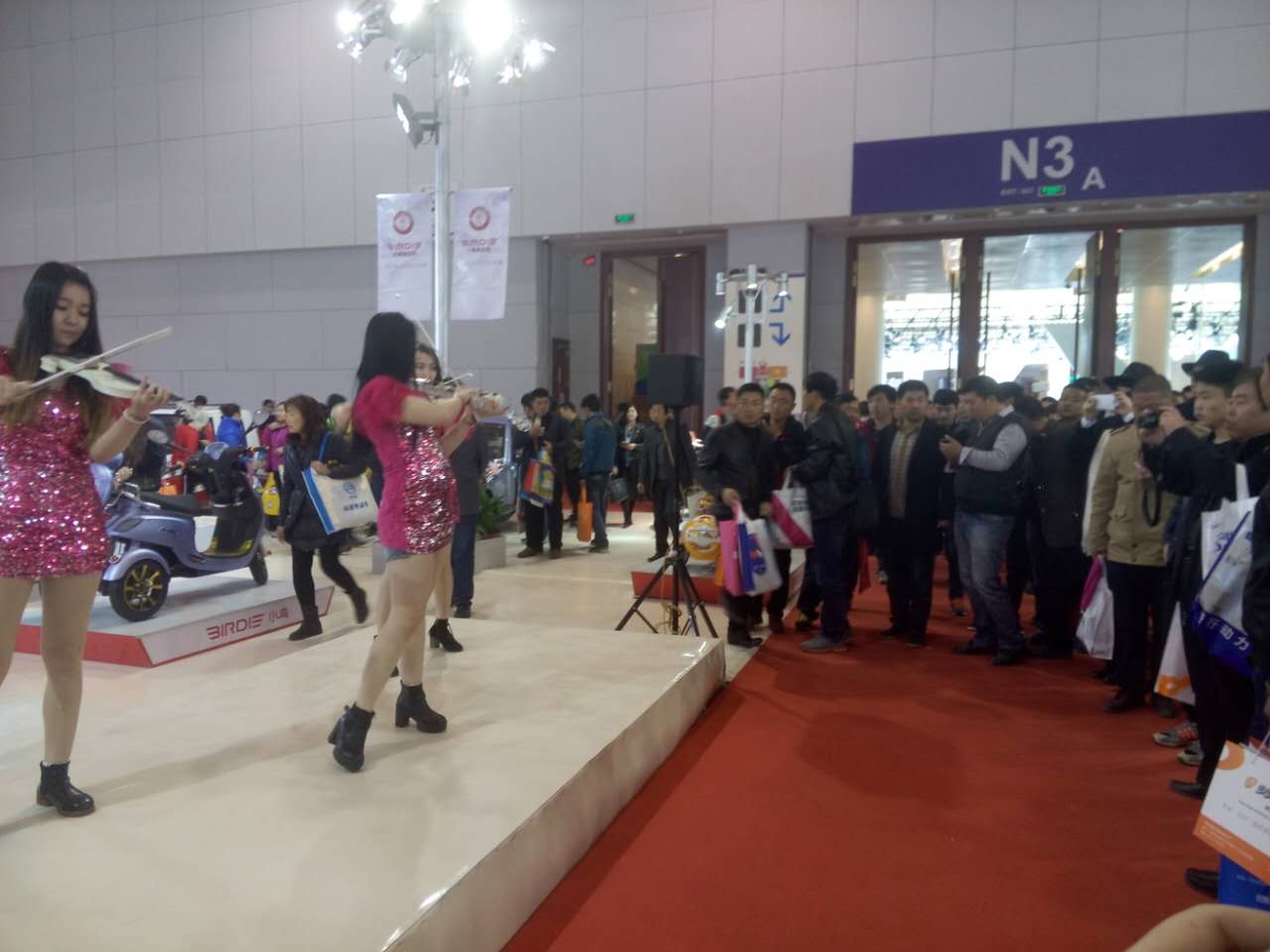 圍觀.jpg 圍觀.jpg