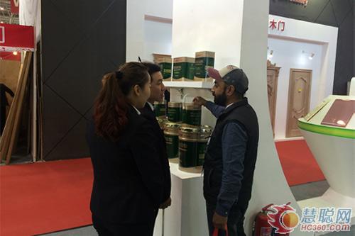15屆中國國際門業(yè)展覽會 名士達漆盛裝參展(圖3) 國際友人咨詢名士達漆產(chǎn)品