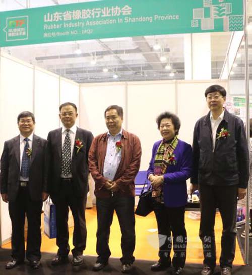 2016青島國際輪胎展開幕 輪胎企業(yè)紛紛亮相(圖3) 2016青島國際輪胎展開幕 輪胎企業(yè)紛紛亮相(圖3)