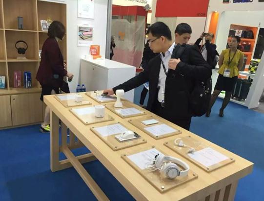 名創(chuàng)優(yōu)品受邀參 亮相展香港電子展(圖2) 名創(chuàng)優(yōu)品受邀參展香港電子展為工業(yè)化時(shí)代帶來(lái)人文創(chuàng)意關(guān)懷