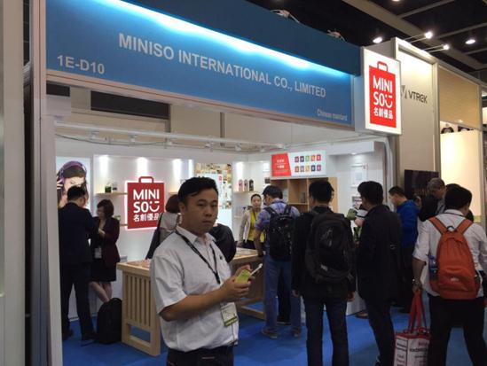 名創(chuàng)優(yōu)品受邀參 亮相展香港電子展(圖1) 名創(chuàng)優(yōu)品受邀參展香港電子展為工業(yè)化時(shí)代帶來(lái)人文創(chuàng)意關(guān)懷