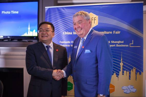 中國(guó)對(duì)外貿(mào)易廣州展覽總公司副總經(jīng)理陳旺輝先生和美國(guó)高點(diǎn)家具博覽會(huì)主席及首席執(zhí)行官Tom Conley先生
