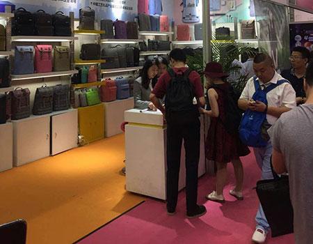 愛自由箱包亮相2016深圳禮品展 掀起箱包風潮(圖3) 愛自由箱包亮相2016深圳禮品展 掀起箱包風潮(圖3)